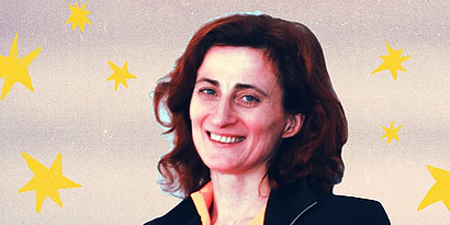 Portraitimage from researcher Silvia Miksch smiling and a graphic with yellow stars in the background.