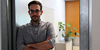 A portrait of researcher Ozan Özdenizci.