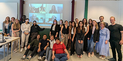 The group of global business master students all around Marcella Krawinkler, Univ-Prof. Dr. Robert Breitenecker and Univ-Prof. Robert Legenstein smiling in the camera.